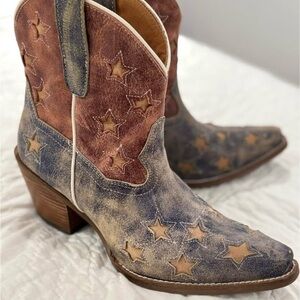 Star-Patterned Western Boots